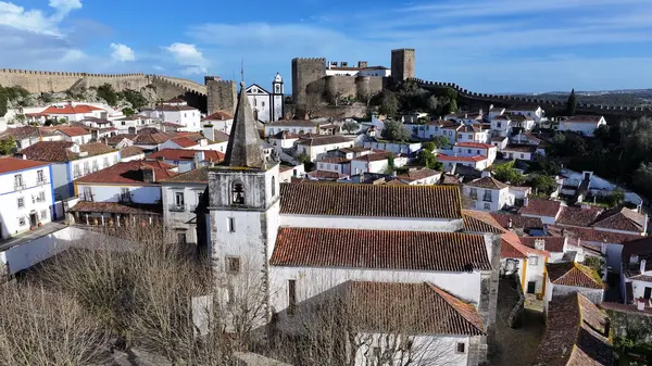 Portekiz 'in Leiria bölgesindeki Obidos' ta Obidos Skyline. Tarihi Köy. Ortaçağ mirası. Göz kamaştırıcı manzara. Portekiz 'in Leiria bölgesindeki Obidos' ta Obidos Skyline. Eski Şehir Manzarası.