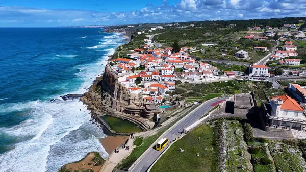 Azenhas Lizbon Bölgesi Sintra 'da Mar Plajı' na gidiyor. Plaj manzarası. Turizm Tarihi Yer. Şehir manzarası hava manzarası. Azenhas Lizbon 'daki Sintra' da Mar Sahili 'nde.