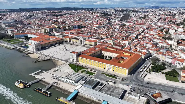 Lizbon 'daki Comercio Meydanı, Portekiz Bölgesi. Meşhur Meydan Manzarası. Antik Şehir Manzarası. Portekiz, Lizbon 'da Comercio Meydanı. Tarihi Şehir Manzarası. Turizm Seyahat Yeri.