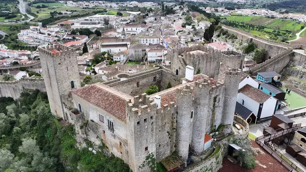 Portekiz 'in Leiria bölgesindeki Obidos' ta Obidos Skyline. Tarihi Köy. Ortaçağ Kalesi. Göz kamaştırıcı manzara. Portekiz 'in Leiria bölgesindeki Obidos' ta Obidos Skyline. Eski Şehir Manzarası.
