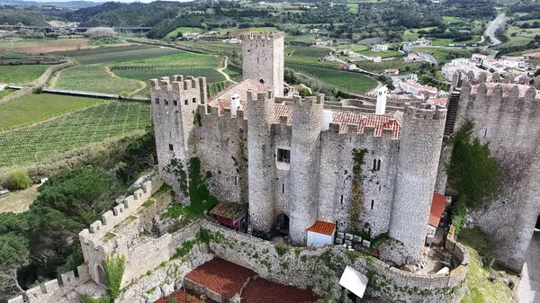 Leiria Portekiz 'in Obidos bölgesindeki Obidos Şatosu. Tarihi Şehir Manzarası. Ortaçağ mimarisi. Şato İnşaat Duvarları. Leiria Portekiz bölgesindeki Obidos Kalesi. Eski Köy.