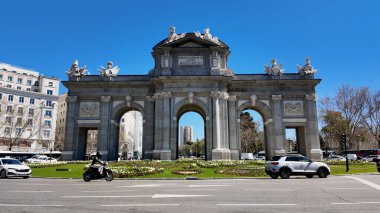 Madrid İspanya Topluluğunda Puerta De Alcala. Ortaçağ Heykel Sahnesi. Şehir merkezindeki şehir manzarası. Kültür Mirası Skyline. Puerta de Alcala İspanya 'da Madrid' de. Güzel Alcala Kapısı.