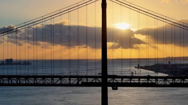 Lizbon 'un Lizbon bölgesindeki 25 Nisan Köprüsü' nde günbatımı silsilesi. Günbatımı Şehir Manzarası. Kablo Köprüsü Sahnesi. Portekiz, Lizbon 'da 25 Nisan Köprüsü. Köprü Manzarası 'nda Tren. Yükseltilmiş Yol.