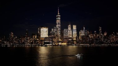 New York, New York Skyline 'ın New York' taki gece silueti. Gece Şehri Peyzajı. Finans Bölgesi. New York Skyline, New York Birleşik Devletleri. Yüksek Binalar Manzarası.