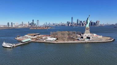 New York 'ta, Manhattan' da Özgürlük Heykeli. Liberty State Parkı. New York şehir merkezi. New York 'ta Özgürlük Anıtı. Tekne Yelkenli Sahnesi.