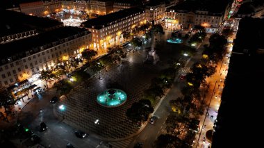 Lizbon, Portekiz 'in Lizbon bölgesindeki Skyline' ın gece manzarası. Aydınlanmış Şehir. Güzel şehir manzarası. Lizbon Skyline Portekiz 'de. Gece Şehri Peyzajı. Aydınlatılmış Şehir.