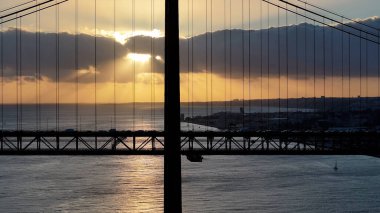 Lizbon 'un Lizbon bölgesindeki 25 Nisan Köprüsü' nde günbatımı silsilesi. Günbatımı Şehir Manzarası. Kablo Köprüsü Sahnesi. Portekiz, Lizbon 'da 25 Nisan Köprüsü. Highway Yolu Peyzajı. Kablo Köprüsü.