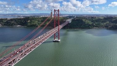 Lizbon, Portekiz 'de 25 Nisan Köprüsü. Şehir merkezindeki Skyline. Ulaşım Sahnesi. Lizbon, Portekiz 'de 25 Nisan Köprüsü. Ünlü Kablolu Kalan Köprü.