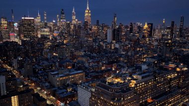 New York, New York Skyline 'ın New York' taki gece silueti. Gece Şehri Peyzajı. Finans Bölgesi. New York Skyline, New York Birleşik Devletleri. Yüksek Binalar Manzarası.