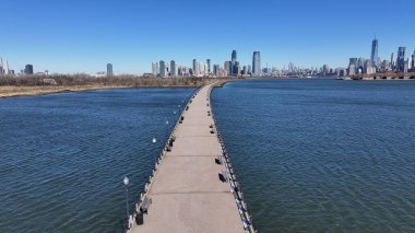New Jersey, New Jersey 'deki Liberty State Parkı. Highrise Binaları Sahnesi. New York şehir merkezi. New Jersey 'deki Özgürlük Parkı. Sahil Kenarı Manzarası.