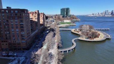 Sinatra Park New Jersey 'de Jersey City' de. Şehir merkezinde. Hudson Sahilyolu. New Jersey 'deki Sinatra Parkı. Eğlence Parkı Peyzajı.