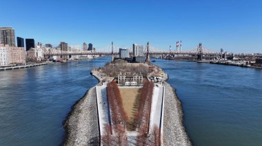 Roosevelt Eyalet Parkı New York 'ta Manhattan' da. Doğa Parkı Sahnesi. Güzel şehir manzarası. New York 'taki Roosevelt Eyalet Parkı. Sahil Kenarı Manzarası.