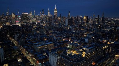 New York, New York Skyline 'ın New York' taki gece silueti. Gece Şehri Peyzajı. Finans Bölgesi. New York Skyline, New York Birleşik Devletleri. Yüksek Binalar Manzarası.