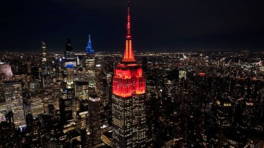 New York 'ta Manhattan' daki Empire State binasının gece görüntüsü. Gece Şehir Manzarası. Şehir merkezinde aydınlandı. New York 'taki Empire State Binası. Amblem Binası.