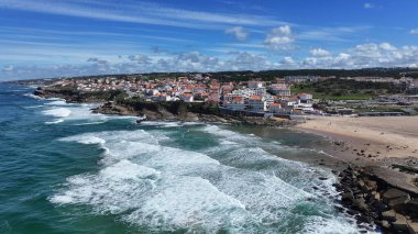 Lizbon 'un Sintra bölgesindeki sahil köyü. Coastal City. Rıhtım manzarası. Plaj manzarası. Lizbon 'un Sintra ilçesindeki sahil köyü..