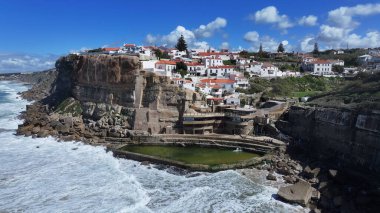 Azenhas Lizbon Bölgesi Sintra 'da Mar Plajı' na gidiyor. Plaj manzarası. Turizm Tarihi Yer. Şehir manzarası sahnesi. Azenhas Lizbon 'daki Sintra' da Mar Sahili 'nde.