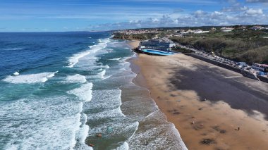 Lizbon 'un Sintra bölgesindeki Praia Grande Plajı. Sahil Skyline. Doğa manzarası. Yaz Gezisi. Lizbon 'un Sintra bölgesindeki Praia Grande Plajı. Tropikal Manzara.