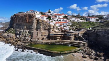 Azenhas Lizbon 'un Sintra bölgesindeki Mar Plajı' nda oynuyor. Coastal City. Rıhtım manzarası. Plaj manzarası. Azenhas Lizbon 'un Sintra bölgesindeki Mar Plajı' nda.