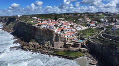 Azenhas Lizbon 'un Sintra bölgesindeki Mar Plajı' nda oynuyor. Coastal City. Doğa manzarası. Plaj manzarası. Azenhas Lizbon 'un Sintra bölgesindeki Mar Plajı' nda.