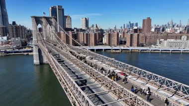 New York 'ta Manhattan' daki Brooklyn Köprüsü. Highrise Binaları Sahnesi. Kablo Köprüsü Manzarası. New York 'taki Brooklyn Köprüsü. Şehir Merkezi Şehir Manzarası.
