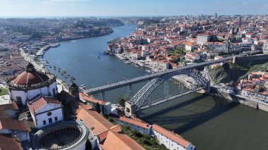Portekiz 'in Porto bölgesindeki Serra Do Pilar Manastırı. I. Luis Köprüsü. Ribeira İskelesi. Tarihi Şehir Sahnesi 'nde. Portekiz 'in Porto Bölgesi' ndeki Serra Do Pilar Manastırı. Turizm Simgeleri.