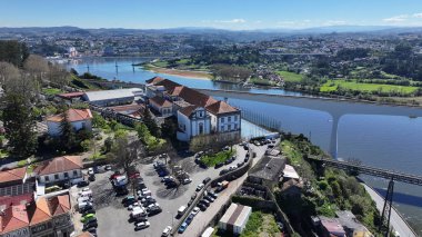 Porto Portekiz 'in Porto Bölgesi' nde Satıcılar Porto Yapar. Coastal City. Ortaçağ Binaları manzarası. Riverside Sahnesi. Portekiz 'de Satıcılar Porto Yapar. Portekiz Skyline 'ı. Seyahat Alanı.