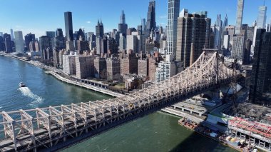 New York 'ta Manhattan' daki Queensboro Köprüsü. Freeway Yolu Sahnesi. Güzel şehir manzarası. New York 'taki Queensboro Köprüsü. Yüksek Binalar Manzarası.