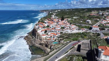 Azenhas Lizbon 'un Sintra bölgesindeki Mar Plajı' nda oynuyor. Coastal City. Rıhtım manzarası. Plaj manzarası. Azenhas Lizbon 'un Sintra bölgesindeki Mar Plajı' nda.