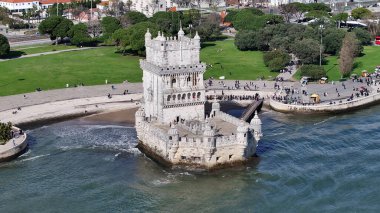 Lizbon 'un Lizbon bölgesindeki Belem Kulesi. İkonik Kale. Turizm Tarihi Yer. Portekiz, Lizbon 'daki Belem Kulesi. Ortaçağ Kalesi. Tejo Nehri Peyzajı. Lizbon Skyline.