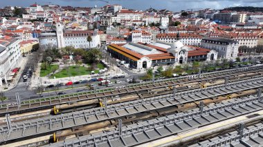 Lizbon 'daki Lizbon Bölgesi' nde Lizbon Skyline. Demiryolu Sahnesi. Toplu taşıma. Lizbon Skyline Portekiz 'de. Tarihi Şehir Manzarası. Kıyı Panoramik Manzarası. Portekiz Skyline.