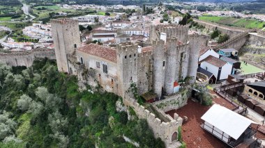 Portekiz 'in Leiria bölgesindeki Obidos' ta Obidos Skyline. Tarihi Köy. Ortaçağ Kalesi. Göz kamaştırıcı manzara. Portekiz 'in Leiria bölgesindeki Obidos' ta Obidos Skyline. Eski Şehir Manzarası.