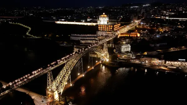 Porto Portekiz 'in Porto bölgesindeki Demir Köprü. City At Night Scene. Aydınlatılmış Köprü Manzarası. Porto Portekiz 'in Demir Köprüsü. Luis Köprüsü.