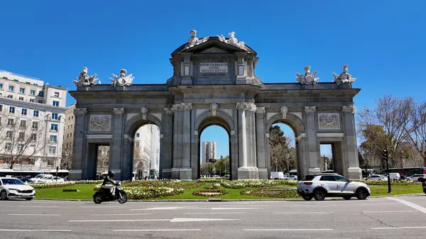 Madrid İspanya Topluluğunda Puerta De Alcala. Ortaçağ Heykel Sahnesi. Şehir merkezindeki şehir manzarası. Kültür Mirası Skyline. Puerta de Alcala İspanya 'da Madrid' de. Güzel Alcala Kapısı.
