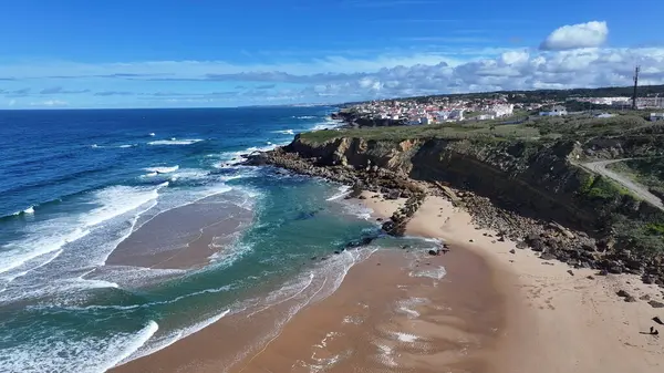 Lizbon 'un Sintra bölgesindeki Praia Grande Plajı. Sahil Skyline. Doğa manzarası. Yaz Gezisi. Lizbon 'un Sintra bölgesindeki Praia Grande Plajı. Tropikal Manzara.