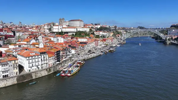 Porto, Portekiz 'in Ribeira Rıhtımı. Sahil Kenti Peyzajı. Kültür Mirası. Eski Şehir Manzarası. Porto, Portekiz 'deki Ribeira Rıhtımı. Turizm Tarihi Yer.