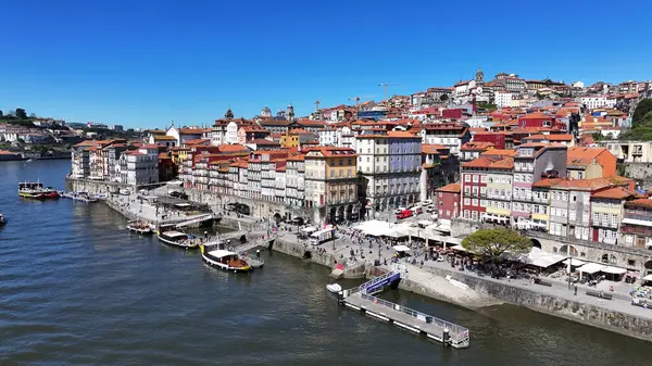 Porto, Portekiz 'in Ribeira Rıhtımı. Sahil Kenti Peyzajı. Kültür Mirası. Eski Şehir Manzarası. Porto, Portekiz 'deki Ribeira Rıhtımı. Turizm Tarihi Yer.