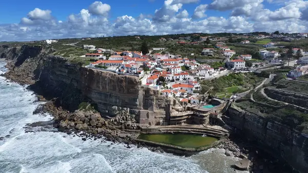 Azenhas Lizbon 'un Sintra bölgesindeki Mar Plajı' nda oynuyor. Coastal City. Doğa manzarası. Plaj manzarası. Azenhas Lizbon 'un Sintra bölgesindeki Mar Plajı' nda.