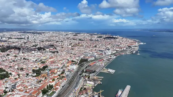Lizbon, Portekiz 'in Lizbon semtinde Lizbon Skyline. Sahil şeridi manzarası. Güzel şehir manzarası. Lizbon Skyline Portekiz 'de. Tarihi Şehir Manzarası. Turizm Tarihi Yer.