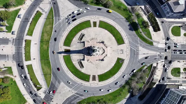 Lizbon, Portekiz 'deki Marques De Pombal Meydanı. Şehir merkezi hava manzarası. Avrupa şehri. Portekiz, Lizbon 'daki Marques De Pombal Meydanı. Manzaralı döner kavşak. Kentsel Skyline.