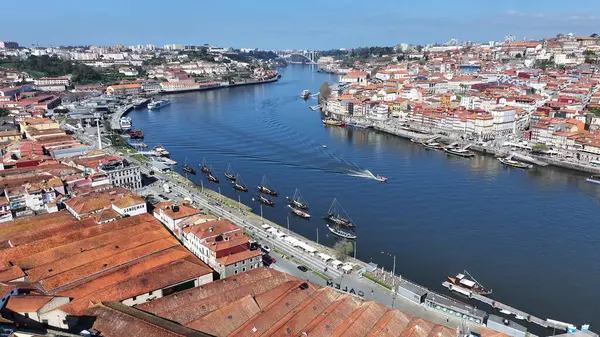 Porto Bölgesi Portekiz 'deki Gaia Rıhtımı. Deniz Burnu Manzarası. Kültür Mirası. Kablolu Araba Sahnesi. Gaia Rıhtımı Portekiz 'de. Turizm Tarihi Yer.