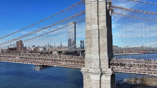 New York 'ta Manhattan' daki Brooklyn Köprüsü. Highrise Binaları Sahnesi. Manhattan Köprüsü Peyzajı. New York 'taki Brooklyn Köprüsü. Şehir Merkezi Şehir Manzarası.