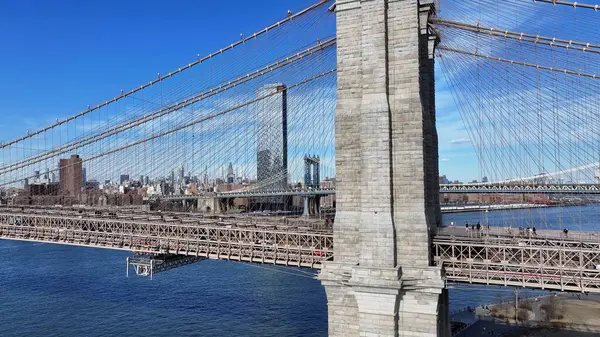 New York 'ta, Manhattan' da Brooklyn Skyline. Highrise Binaları Sahnesi. Brooklyn Köprüsü Peyzajı. New York 'ta Brooklyn Skyline. Trafik Arkaplanı.