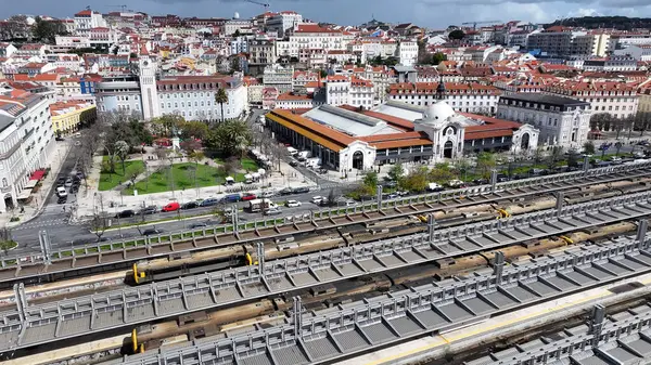 Lizbon 'daki Lizbon Bölgesi' nde Lizbon Skyline. Demiryolu Sahnesi. Toplu taşıma. Lizbon Skyline Portekiz 'de. Tarihi Şehir Manzarası. Kıyı Panoramik Manzarası. Portekiz Skyline.