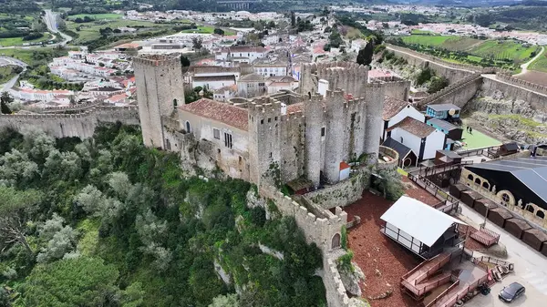 Leiria Portekiz 'in Obidos semtinde Obidos Skyline. Tarihi Şehir Manzarası. Ortaçağ mimarisi. Şato İnşaat Duvarları. Leiria Portekiz Bölgesi 'nde Obidos Skyline. Eski Köy.