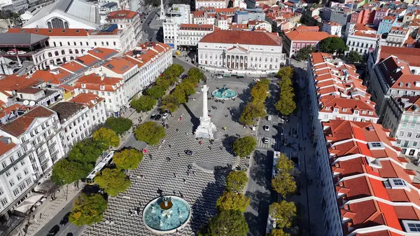 Lizbon 'un Lizbon bölgesindeki Dom Pedro IV Meydanı. Highrise Binaları Sahnesi. Güzel şehir manzarası. Portekiz, Lizbon 'da Dom Pedro IV Meydanı. Tarihi Şehir Manzarası. Portekiz Skyline.