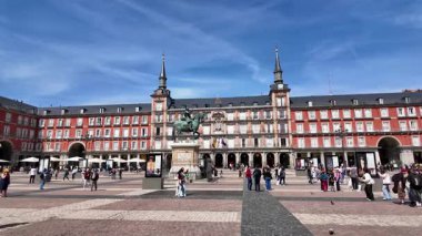 Madrid 'deki Madrid Belediye Başkanı De Madrid' de. Plaza Belediye Başkanı Sahnesi. Şehir merkezindeki şehir manzarası. Madrid Comunidad De Madrid İspanya 'da. Dışarıdaki sahil yolunda. Tarihi Yer Skyline.