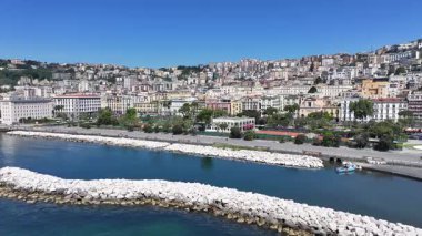 İtalya 'daki Napoli' deki Villa Comunale Parkı. Coastal City. Seascape Körfezi Suyu. İtalya 'daki Napoli' deki Villa Comunale Parkı. Göz kamaştırıcı Skyline. Güzel sahil şeridi. İtalya Manzarası.