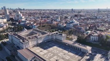 Madrid İspanya Topluluğunda Madrid Kraliyet Sarayı. Ortaçağ Binaları manzarası. Şehir merkezinde. Capital City Sahnesi. İspanya 'daki Madrid Kraliyet Sarayı. Güzel Şehir Manzarası.