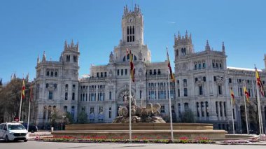 Madrid 'deki Cibeles Sarayı De Madrid İspanya' da. Ortaçağ İnşaat Sahnesi. Şehir merkezindeki şehir manzarası. Madrid Comunidad De Madrid İspanya 'da. Kültür Mirası Skyline. Meşhur Döner kavşak.