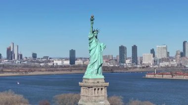 New York 'ta, Manhattan' da Özgürlük Heykeli. Liberty State Parkı. New York şehir merkezi. New York 'ta Özgürlük Anıtı. Tekne Yelkenli Sahnesi.